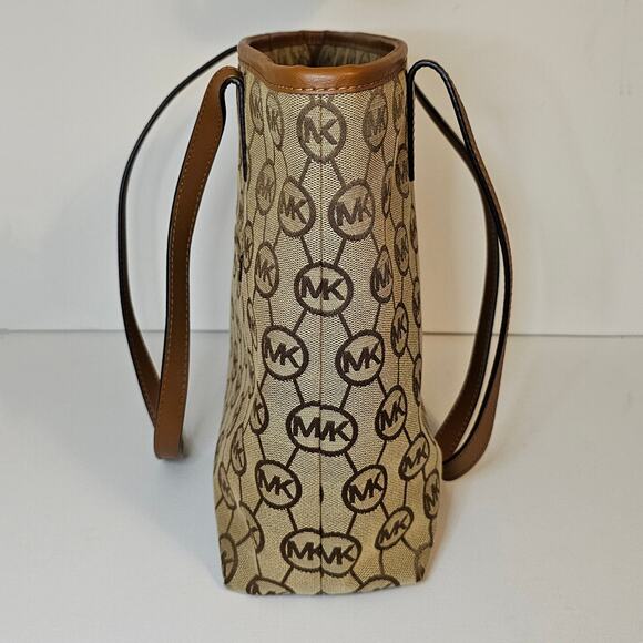 ❌️Sold❌️ Michael Kors Montauk Signature Tote Bag - Picture 10 of 15